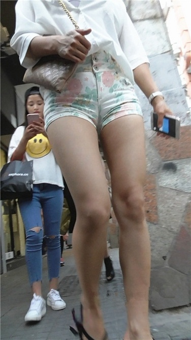 短发热裤美眉，这身材火辣啊 [MP4/1.23GB]