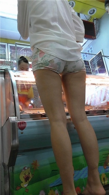 短发热裤美眉，这身材火辣啊 [MP4/1.23GB]