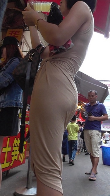 曲线毕路，美女按捺不住的御姐范 [MP4/1GB]