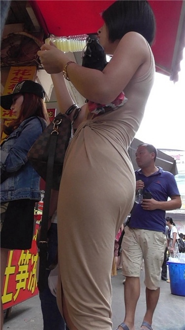 曲线毕路，美女按捺不住的御姐范 [MP4/1GB]