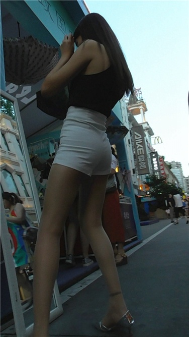 极品白热裤MM [MP4/1.3GB]