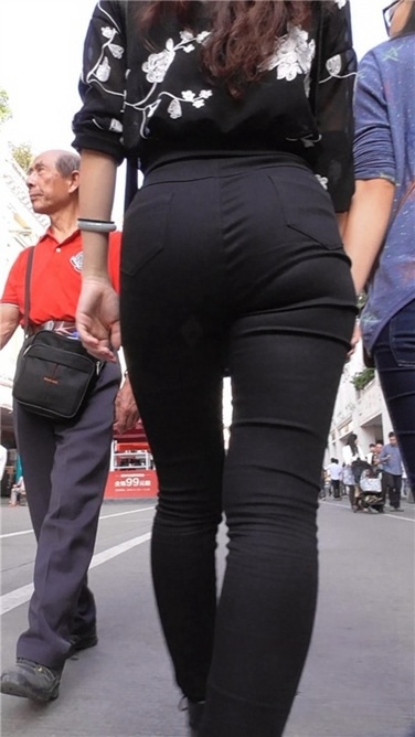 宽臀黑裤 [MP4/487MB]