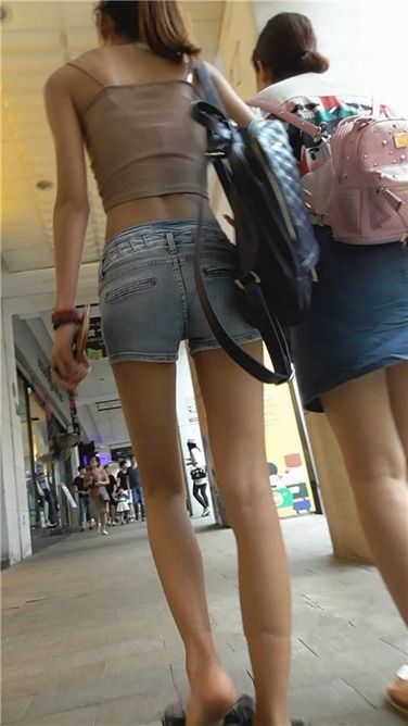 很苗条很风sao[MP4/240MB]