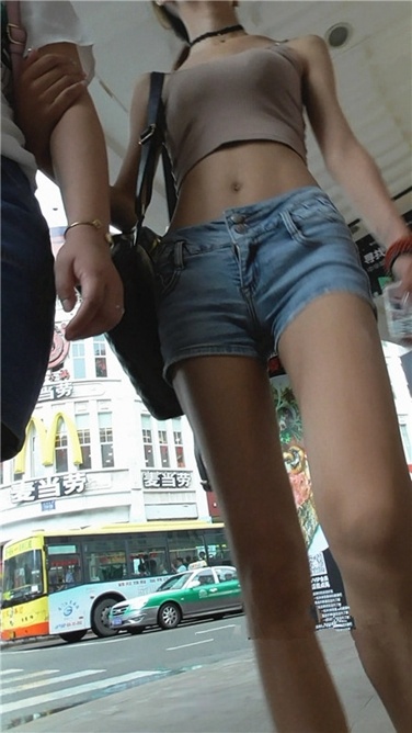 很苗条很风sao[MP4/240MB]