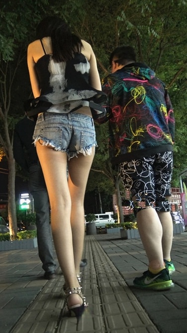 夜色阑珊下的MT热裤女郎[1.6G]