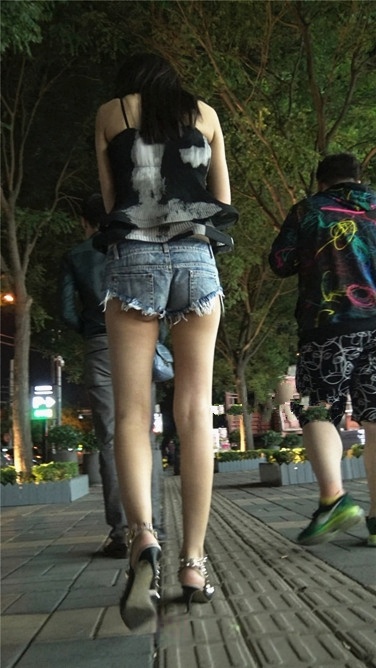 夜色阑珊下的MT热裤女郎[1.6G]