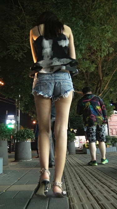 夜色阑珊下的MT热裤女郎[1.6G]