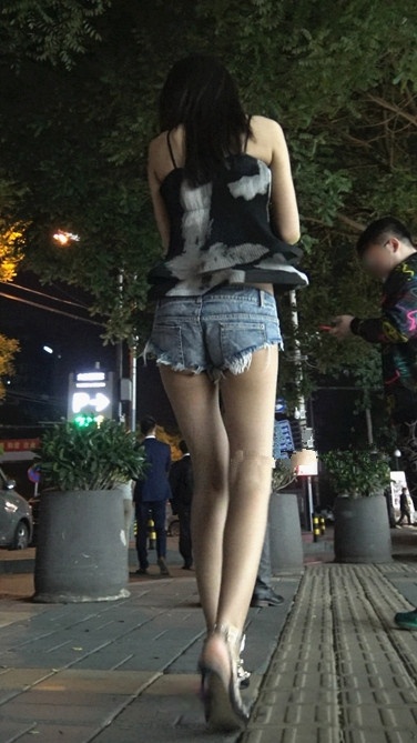 夜色阑珊下的MT热裤女郎[1.6G]