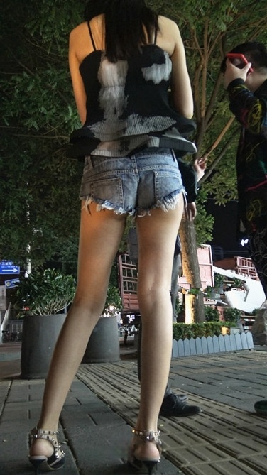 夜色阑珊下的MT热裤女郎[1.6G]