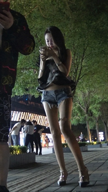 夜色阑珊下的MT热裤女郎[1.6G]