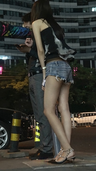 夜色阑珊下的MT热裤女郎[1.6G]