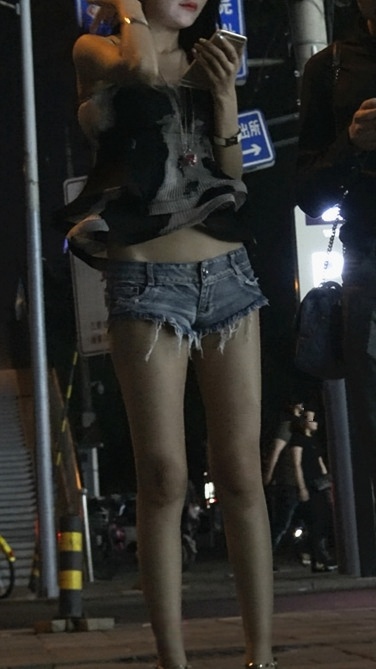 夜色阑珊下的MT热裤女郎[1.6G]