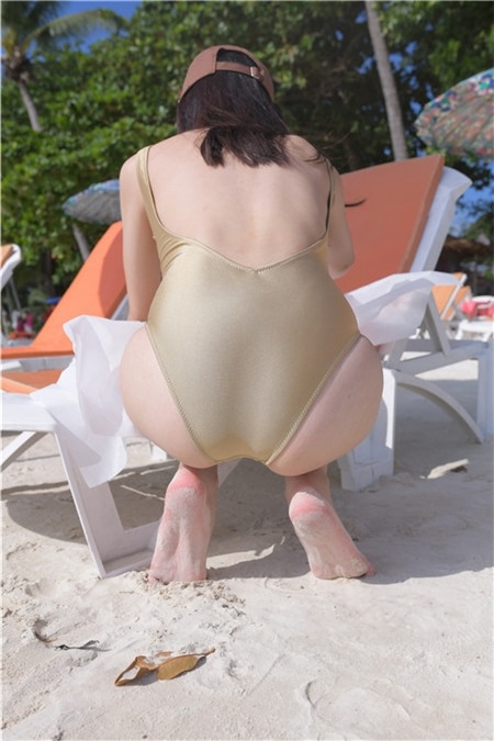 苏梅岛旅拍 金色连体泳装美眉 【套图+视频】