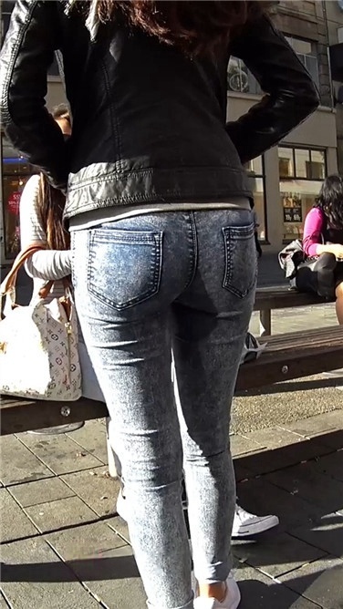 灰色牛仔紧裤极品圆润翘臀性感洋妞[540M/MP4]