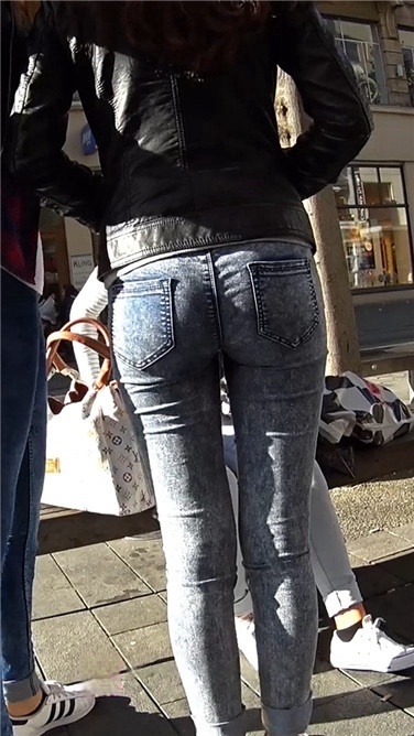 灰色牛仔紧裤极品圆润翘臀性感洋妞[540M/MP4]