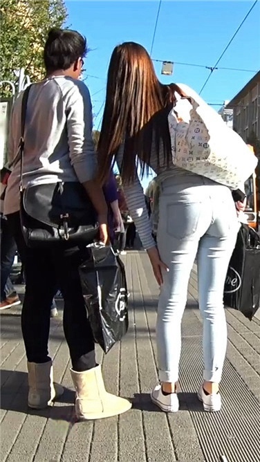 灰色牛仔紧裤极品圆润翘臀性感洋妞[540M/MP4]