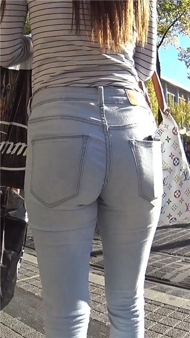 灰色牛仔紧裤极品圆润翘臀性感洋妞[540M/MP4]