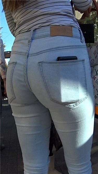 灰色牛仔紧裤极品圆润翘臀性感洋妞[540M/MP4]