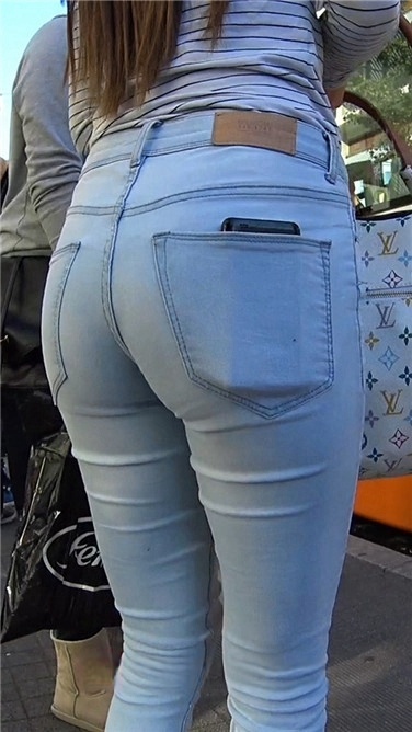 灰色牛仔紧裤极品圆润翘臀性感洋妞[540M/MP4]