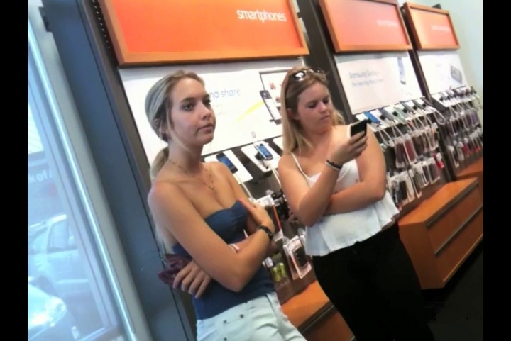 浅色紧身牛仔裤性感可爱苗条身材美眉[MP4-157M]