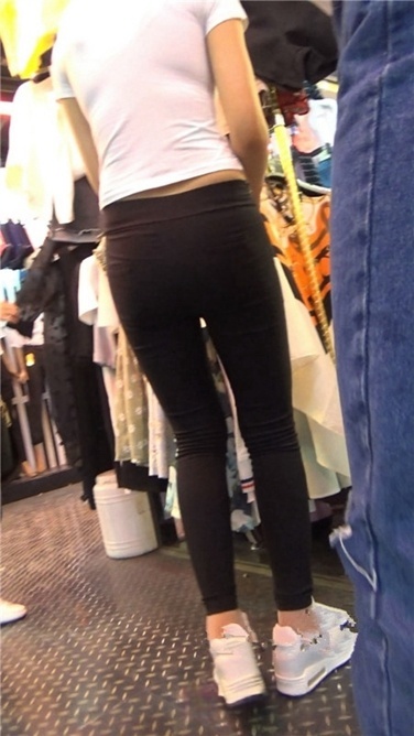 紧身黑裤美眉[MP4/1GB]