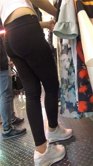 紧身黑裤美眉[MP4/1GB]