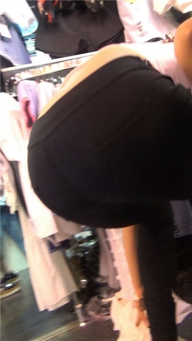 紧身黑裤美眉[MP4/1GB]