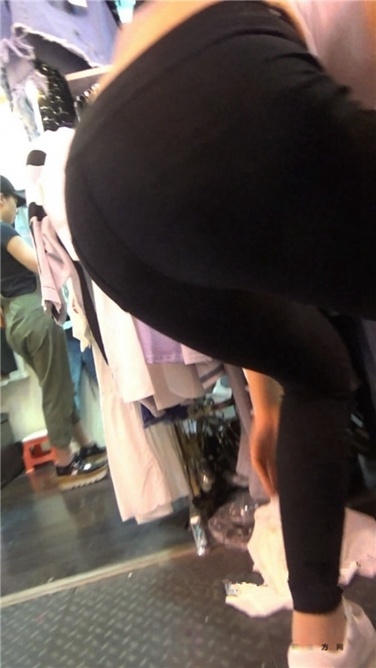 紧身黑裤美眉[MP4/1GB]