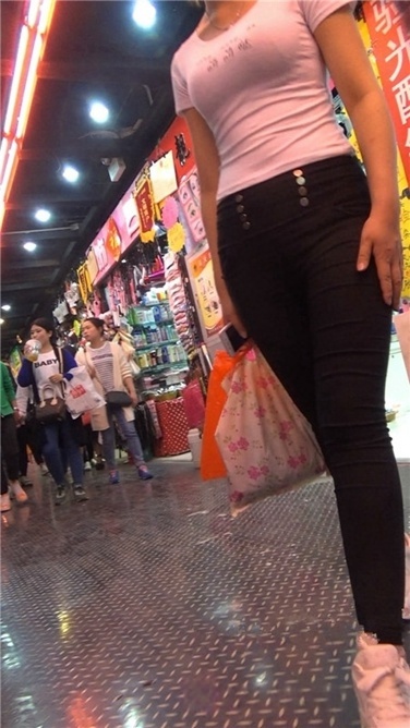 紧身黑裤美眉[MP4/1GB]