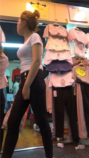 紧身黑裤美眉[MP4/1GB]