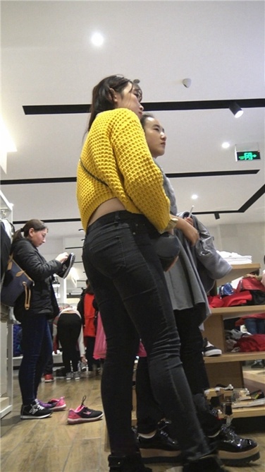 4K超清！丰腴紧牛肥屯长辫美女[MP4/1.5GB]