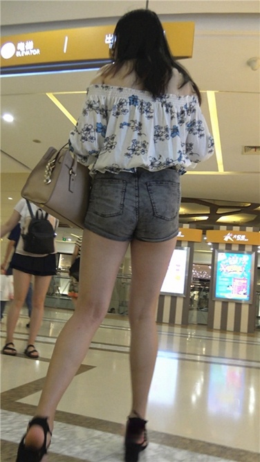 4K超清！超极品灰色热裤大美女第一季[MP4/3GB]