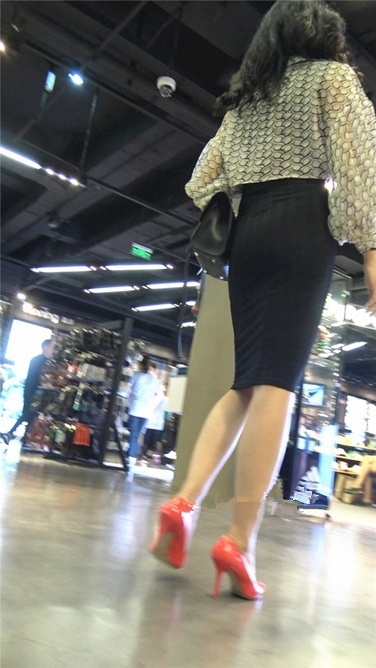 4K超清视频！熟女OL不安分的高跟鞋~[MP4/2.2GB]