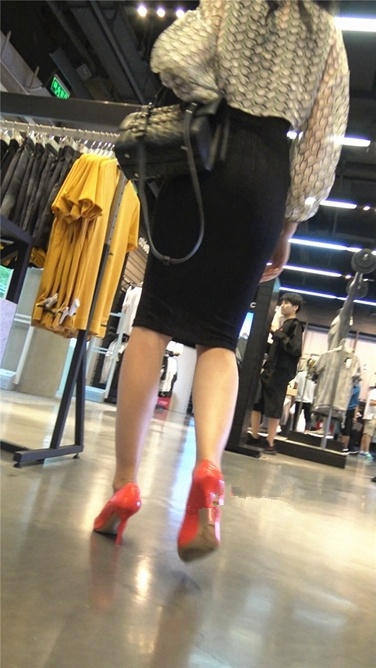 4K超清视频！熟女OL不安分的高跟鞋~[MP4/2.2GB]