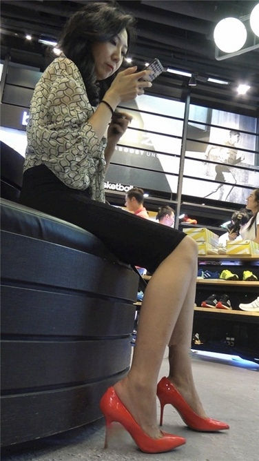 4K超清视频！熟女OL不安分的高跟鞋~[MP4/2.2GB]