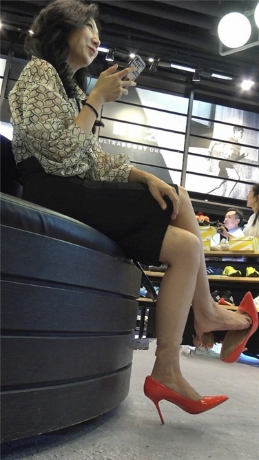 4K超清视频！熟女OL不安分的高跟鞋~[MP4/2.2GB]