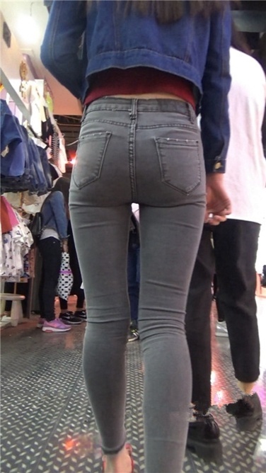 商场紧牛宽屯长发美女[MP4/880MB]