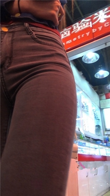 商场紧牛宽屯长发美女[MP4/880MB]