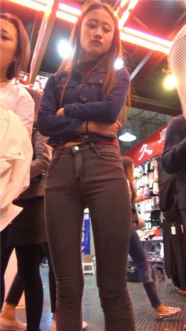 商场紧牛宽屯长发美女[MP4/880MB]