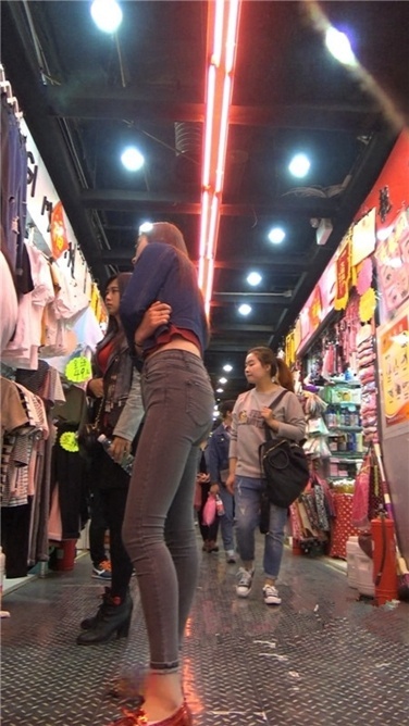 商场紧牛宽屯长发美女[MP4/880MB]