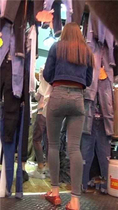 商场紧牛宽屯长发美女[MP4/880MB]