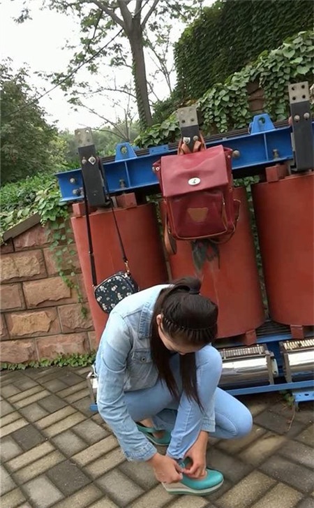 模拍牛仔装美眉[1023M/MP4]