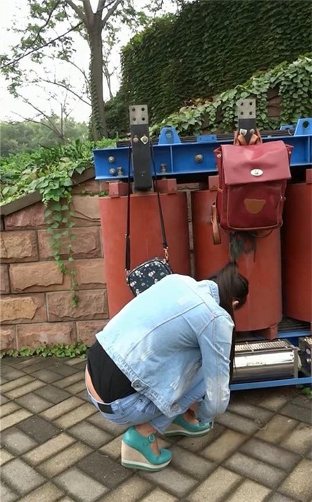 模拍牛仔装美眉[1023M/MP4]