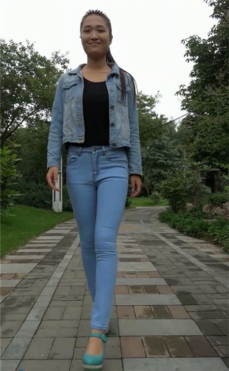 模拍牛仔装美眉[1023M/MP4]