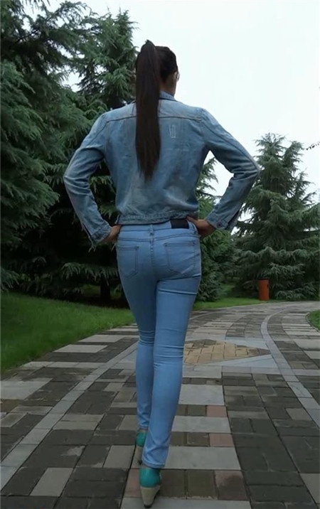 模拍牛仔装美眉[1023M/MP4]