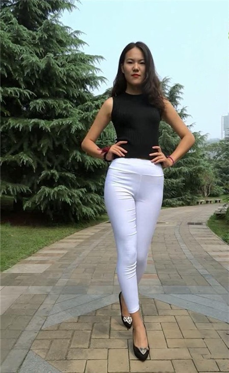 模拍紧身白裤美眉[1.64G/MP4]