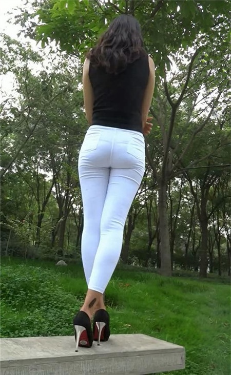 模拍紧身白裤美眉[1.64G/MP4]