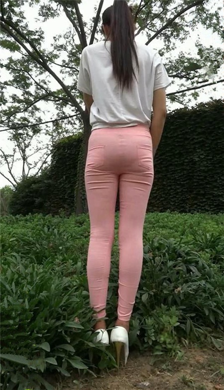 模拍粉裤紧身美眉[982M/MP4]