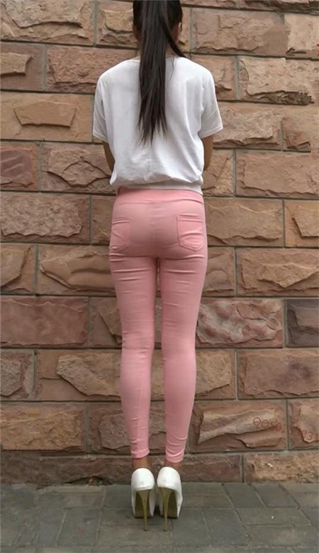 模拍粉裤紧身美眉[982M/MP4]