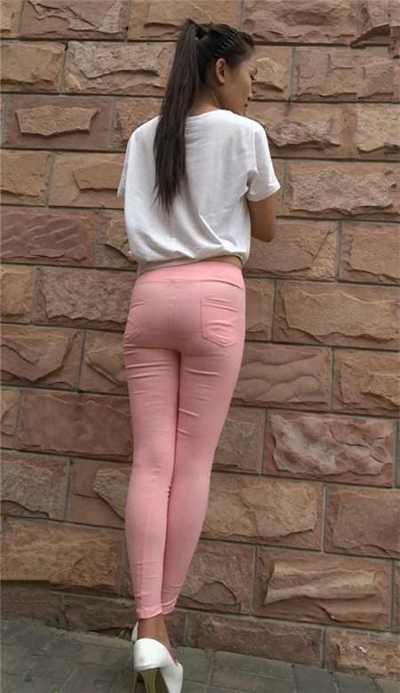 模拍粉裤紧身美眉[982M/MP4]